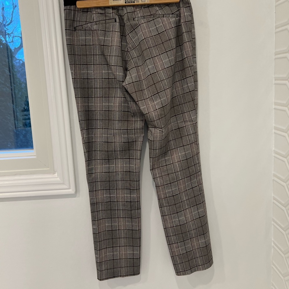 H&M ankle stretch pants in neutral Black and Tan pattern